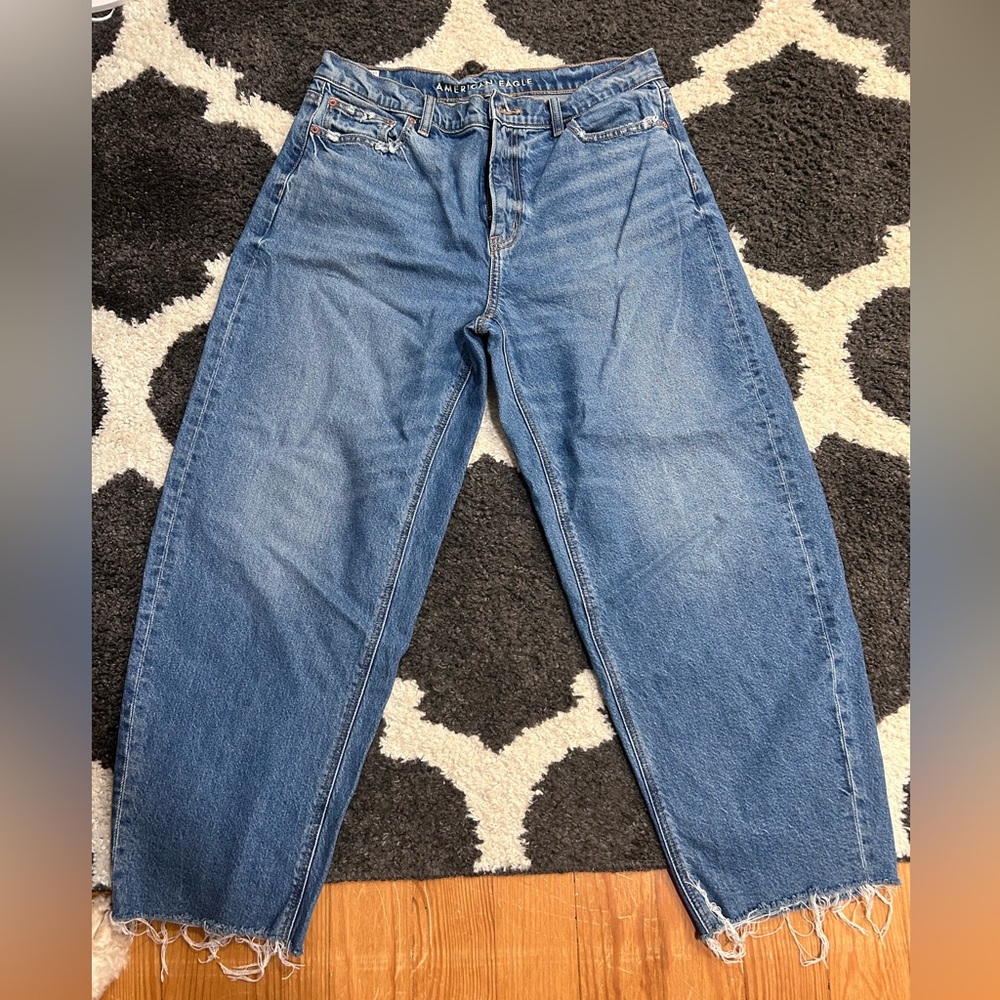 EUC American eagle barrel leg Blue Distressed Jeans